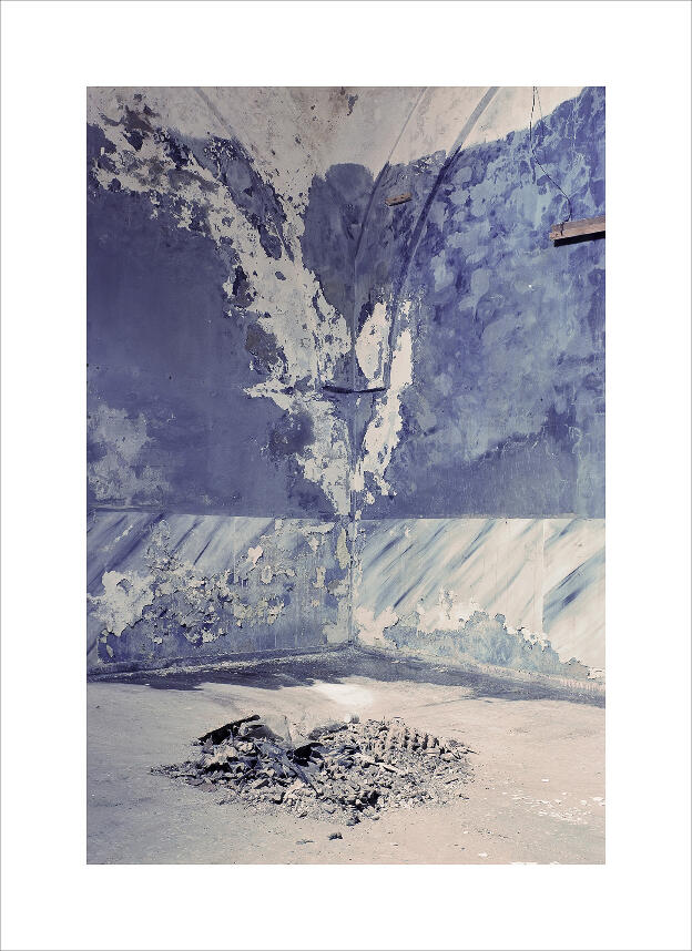 untitled (refuse pile), 2006/2008, Lightjet print, 32 x 44